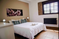 Sala de estar con chimenea casa rural